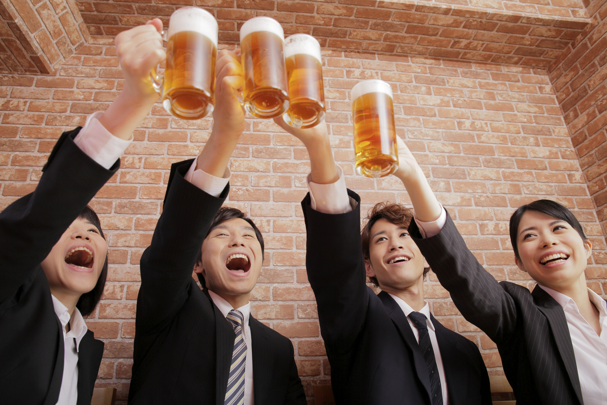 出世したいなら人付き合いは大切に！飲み会参加だけで昇進が早いケースもある。